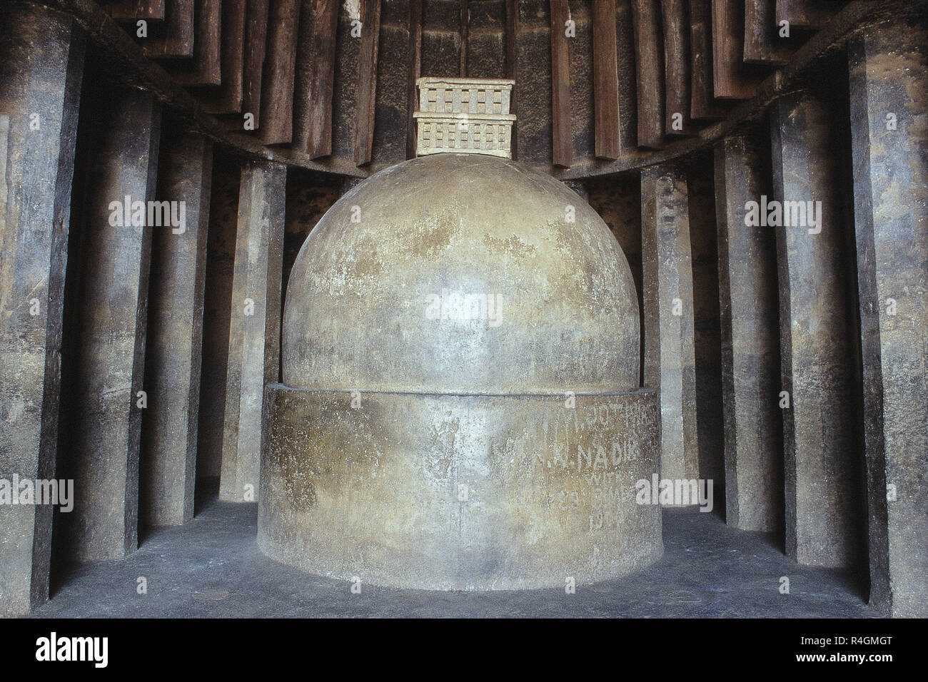 Innenraum der Chaitya Hall, Karla Höhlen, Pune, Maharashtra, Indien, Asien Stockfoto