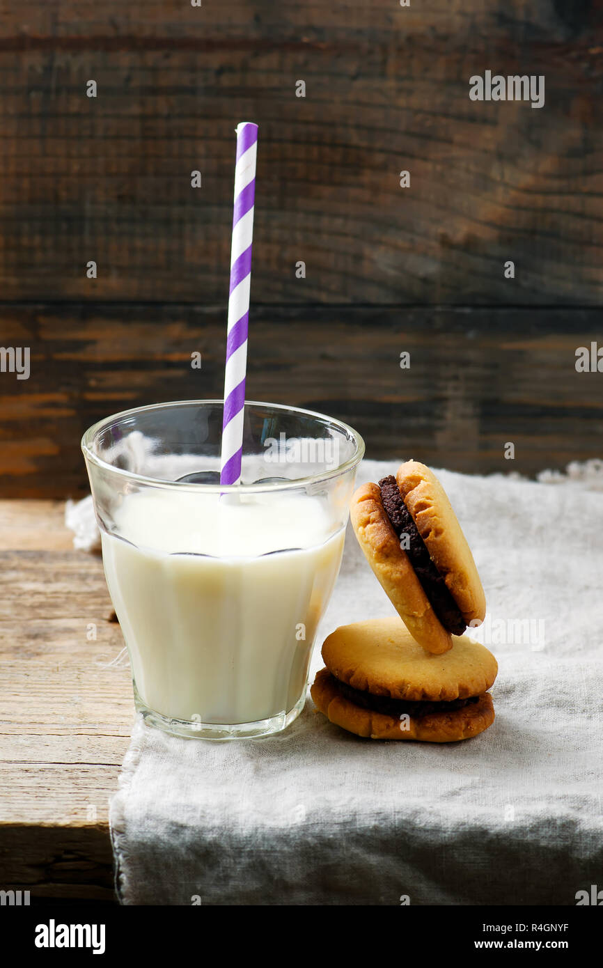 Chocolate Peanut Butter sandwich Cookies.. Landhausstil. selektive Fokus Stockfoto