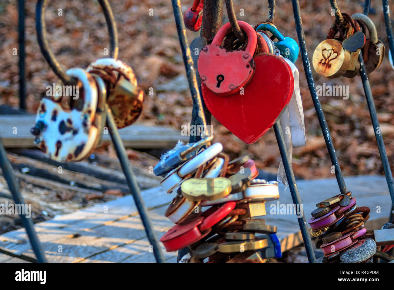 Vorhängeschloss als Zeichen der ewigen Liebe Brautpaare auf der Brücke montiert. Romantische Tradition in der Ehe. Stockfoto