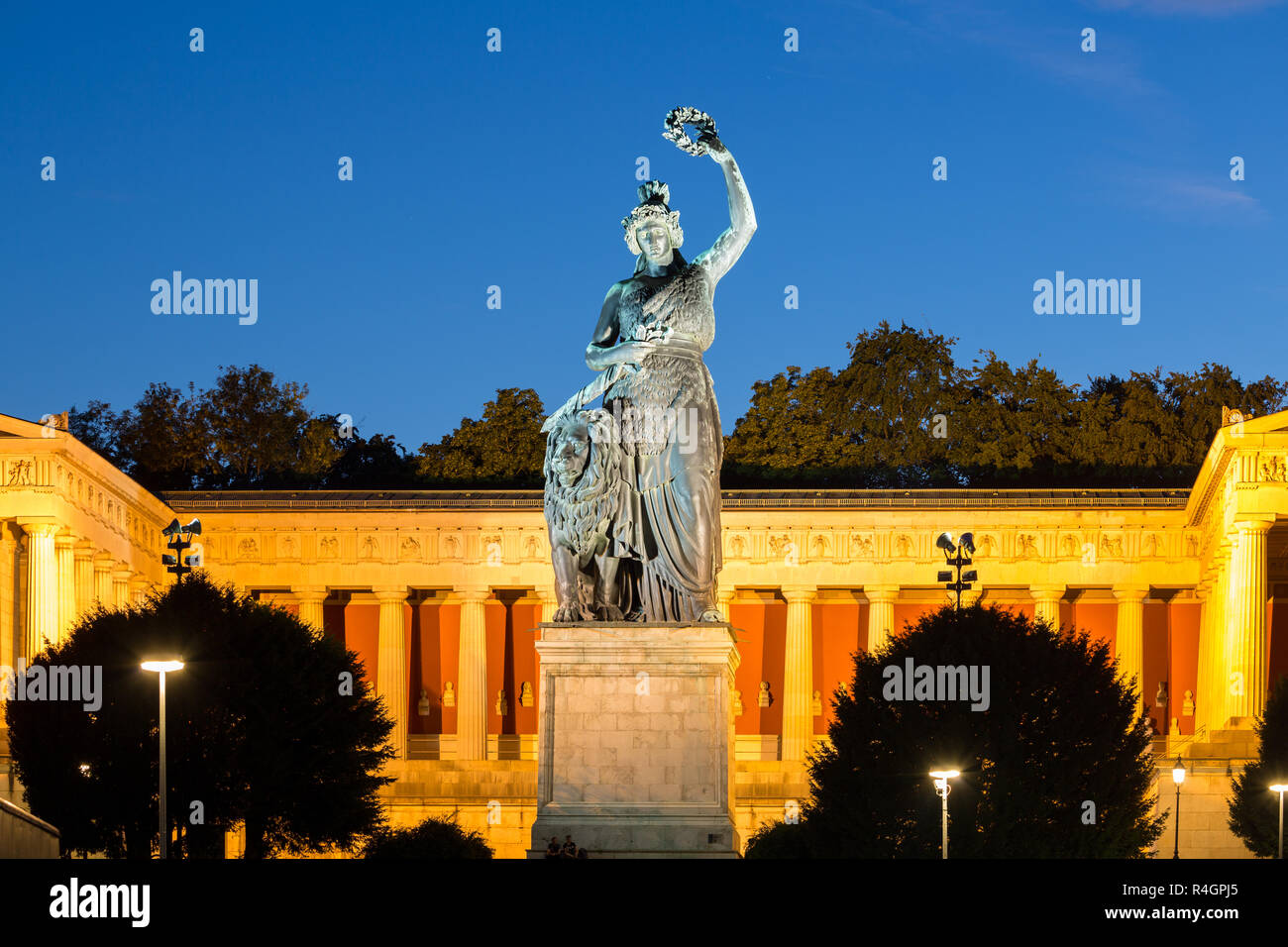 Bronzestatue Bavaria vor der Halle des Ruhmes, Dämmerung, die Theresienwiese, München, Deutschland Stockfoto