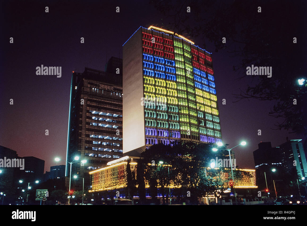 Beleuchtete Ansicht des neuen Verwaltungsgebäudes in der Nacht, Mumbai, Indien, Asien Stockfoto