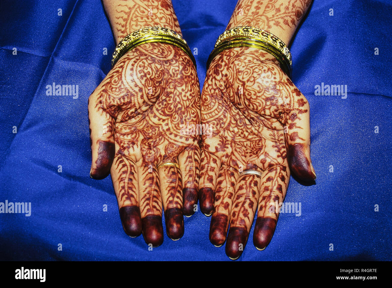 Mehndi in der Hand von Brautpaar, Mumbai, Indien, Asien Stockfoto