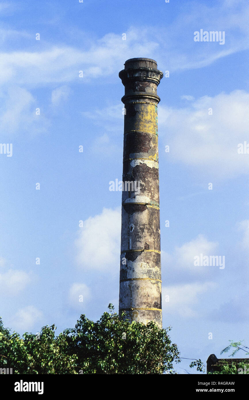 Cotton Mill Schornstein in schlechtem Zustand, Mumbai, Indien, Asien Stockfoto