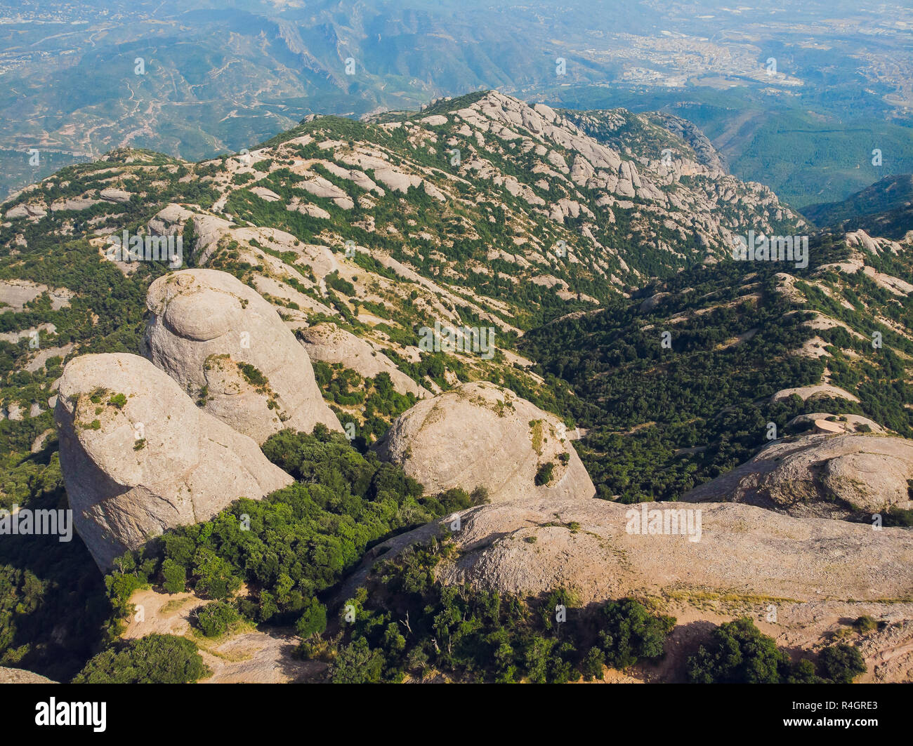 Montserrat, Katalonien, Spanien. Blick von oben auf die Hügel Höhle Santa Cova de Montserrat oder Heilige Höhle von Montserrat im Sommer Tag. Stockfoto