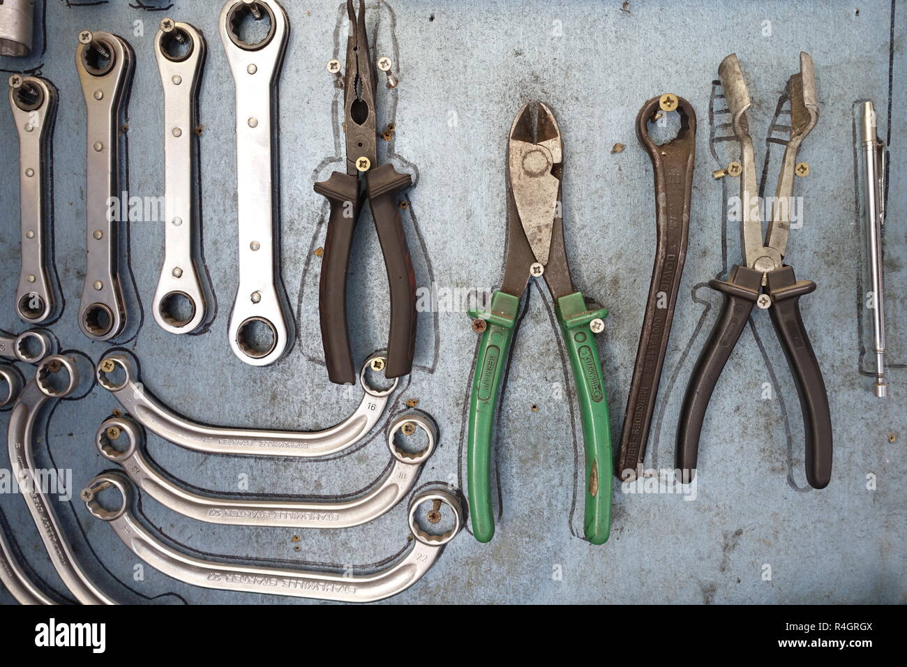 Werkzeuge, diverse Schraubenschlüssel und Zangen in einer Autowerkstatt, Deutschland Stockfoto