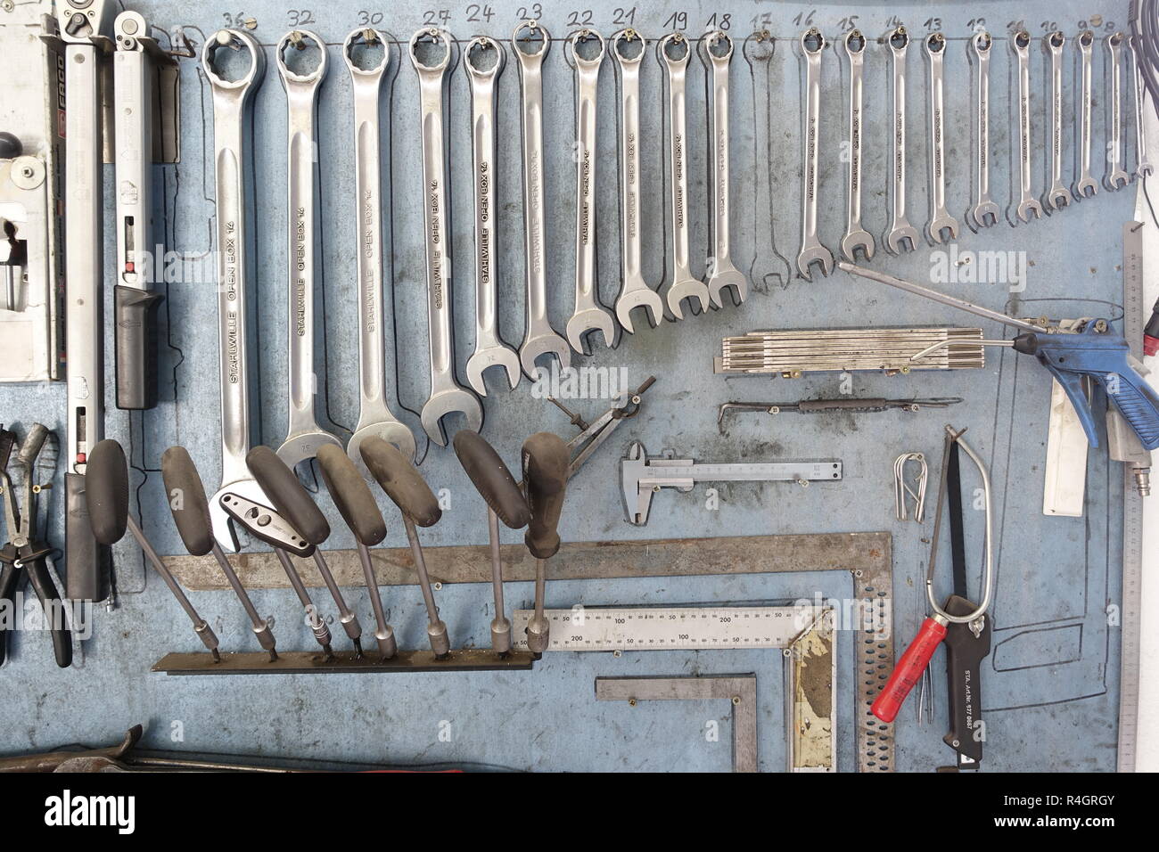 Werkzeuge, diverse Schlüssel in der Autowerkstatt, Deutschland Stockfoto