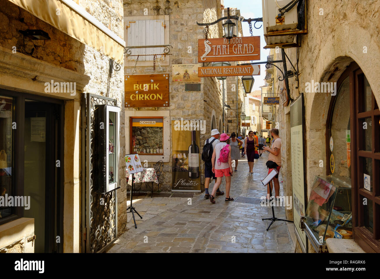 Gasse mit Geschäften in der Altstadt, Budva, Montenegro Stockfoto