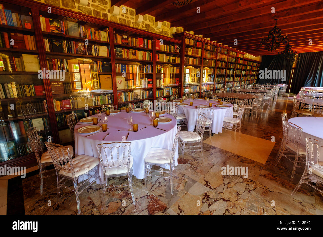 Restaurant in der alten Bibliothek im Fort, Citadela, Altstadt, Budva, Montenegro Stockfoto