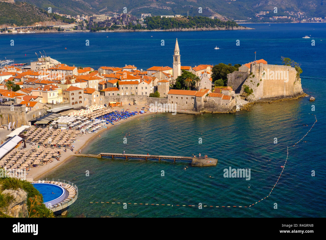 Altstadt mit City beach, Budva, Adria, Montenegro Stockfoto