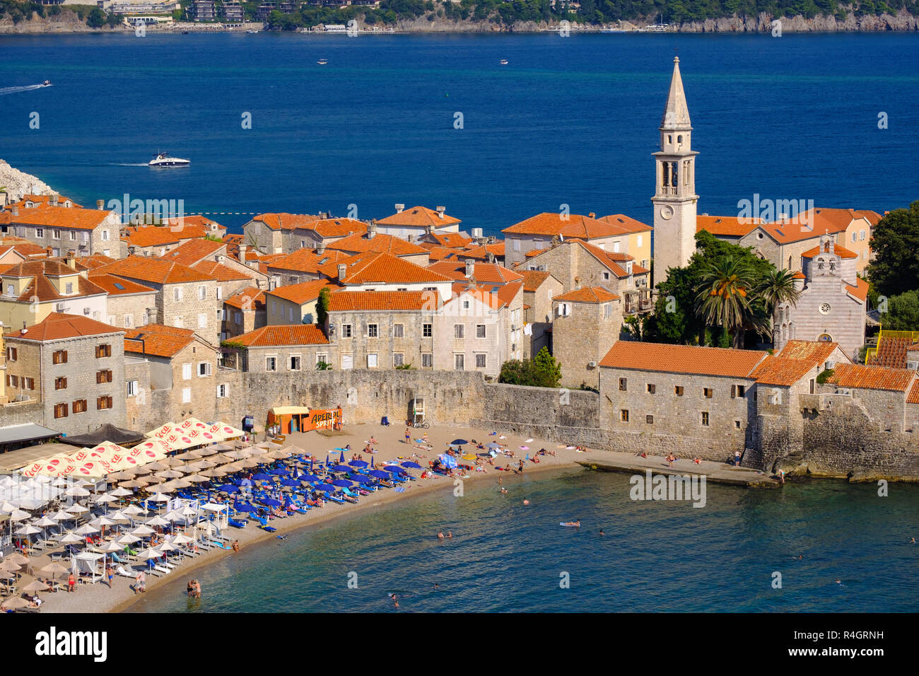 Altstadt mit City beach, Budva, Adria, Montenegro Stockfoto
