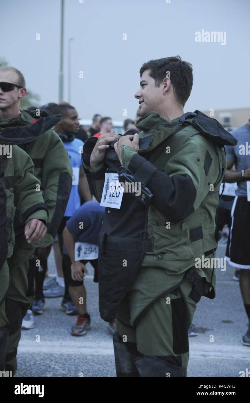 Spc. Cory Brunt, ein Soldat mit Joint Task Force Atlas (Counter-Improvised Explosive Devices), Kombinierte verbunden Aufgabe Force-Operation inhärenten Lösen, Chats mit anderen Läufern vor der Beseitigung von Explosivstoffen Memorial 5k laufen, 5. Mai, Camp Arifjan, Kuwait. Brunt und drei weitere Soldaten mit Task Force Atlas wählte die 5k im Bombe passt zu anderen EOD Techniker Gefallenen Ehre zu laufen. Der 5k statt zu gedenken und Schatten Das EOD-Gedenkveranstaltung in Eglin Air Force Base in Florida gehalten. Stockfoto