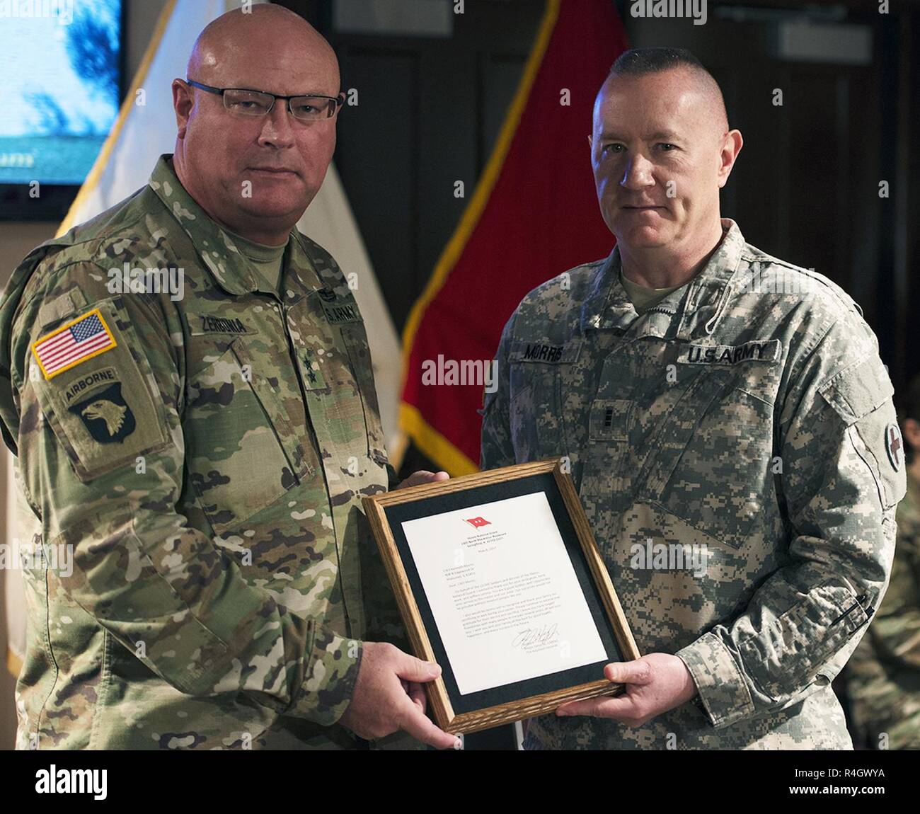 Chief Warrant Officer 3 Kenneth Morris von Mahomet, Illinois, erhält ein Zertifikat von Generalmajor Michael Zerbonia, stellvertretender Adjutant General - Armee der Oregon National Guard und der Kommandant der Oklahoma Army National Guard, während Morris' Retirement Zeremonie am 6. Mai 2017, an der Illinois State Military Museum in Springfield, Illinois. Morris zog sich von der Pennsylvania National Guard mit mehr als 30 Jahren Service einschließlich eines Combat Tour in Afghanistan von 2008 bis 2009 mit 33 der Illinois Army National Guard Infanterie Brigade Combat Team. Stockfoto