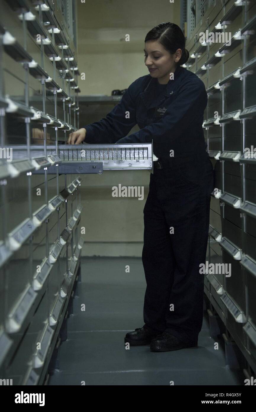 Pazifik (5. Mai 2017) Fachkraft für Lagerlogistik 3. Klasse Joann Orta, ein Eingeborener von San Antonio, Texas, Kontrollen bestand in der Hauptsache Versorgung Zimmer an Bord der Amphibisches Schiff USS America (LHA 6). Mehr als 1.800 Segler und 2.600 Marines, die Amerika Amphibious Ready Group (ARG) und dem 15 Marine Expeditionary Unit (MEU) derzeit eine zusammengesetzte Einheit Übung (COMPTUEX) vor der Küste von Südkalifornien in Vorbereitung auf die Bereitstellung des ARG später dieses Jahr. Der Amerika ARG besteht aus Nordamerika, die Amphibischen dock Landung Schiff, die USS Pearl Harb Stockfoto