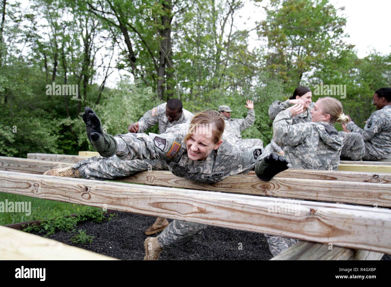 Soldaten der 213. Personal Company, 728th bekämpfen Sustainment Support Bataillons, 213 regionale Unterstützung der Gruppe einen Hindernisparcours Mai 7, 2017 at Fort Indiantown Gap. Staff Sgt. Christina Taylor verwendet ihr Oberkörper Kraft, um sich über ein schwieriges Hindernis, die nicht die Verwendung ihrer Hände zu Manövrieren ermöglichen. Stockfoto