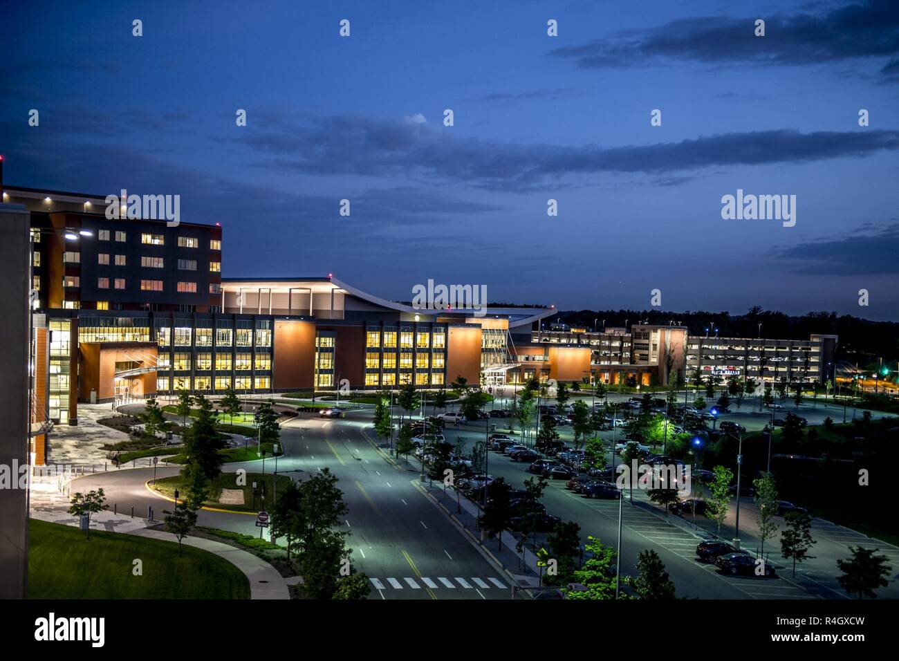 (FORT BELVOIR, Virginia (4. Mai 2017)--Hunderte von Service-Mitglieder in Fort Belvoir Community Hospital versammelten sich vor Tagesanbruch und ihre einzigartige Dienstleistungskultur und Anleihen als eines der nur zwei gemeinsame militärische medizinischen Einrichtungen in den USA während einer Feder Bildung und Uniform Übergang Zeremonie 4. Mai 2017 gefeiert.     Seefahrertradition seit 1817, feierlichen Bildung bedeutet den Wechsel vom Herbst/Winter, Frühjahr/Sommer Kleidung. In einer Show von Solidarität und Kameradschaft nahmen an der Veranstaltung als Zeichen der Unterstützung und t bekräftigen die US Army, Navy, Air Force und Public Health Service Stockfoto