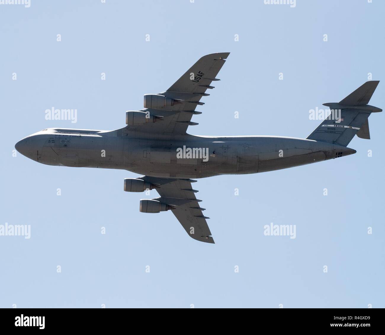 Ein C-5 M Super Galaxy bei einer Überführung, während der Flügel über Solano Air Show in Travis Air Force Base, Calif., 7. Mai 2017. Die zweitägige Veranstaltung, die von der United States Air Force Thunderbirds Antenne demonstration Team, Überführungen und statische wird angezeigt. Stockfoto