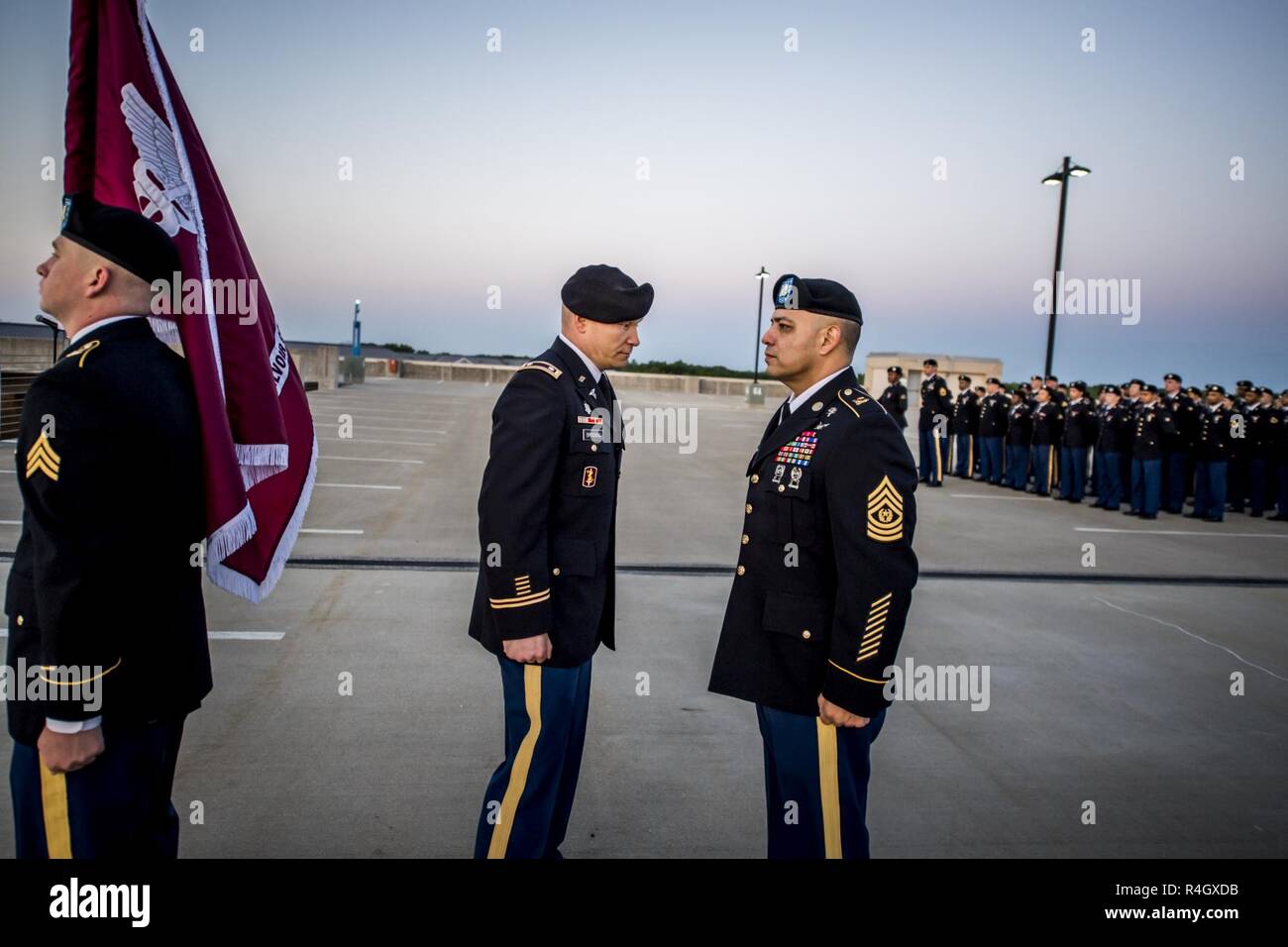 (FORT BELVOIR, Virginia (4. Mai 2017)--Hunderte von Service-Mitglieder in Fort Belvoir Community Hospital versammelten sich vor Tagesanbruch und ihre einzigartige Dienstleistungskultur und Anleihen als eines der nur zwei gemeinsame militärische medizinischen Einrichtungen in den USA während einer Feder Bildung und Uniform Übergang Zeremonie 4. Mai 2017 gefeiert.     Seefahrertradition seit 1817, feierlichen Bildung bedeutet den Wechsel vom Herbst/Winter, Frühjahr/Sommer Kleidung. In einer Show von Solidarität und Kameradschaft nahmen an der Veranstaltung als Zeichen der Unterstützung und t bekräftigen die US Army, Navy, Air Force und Public Health Service Stockfoto