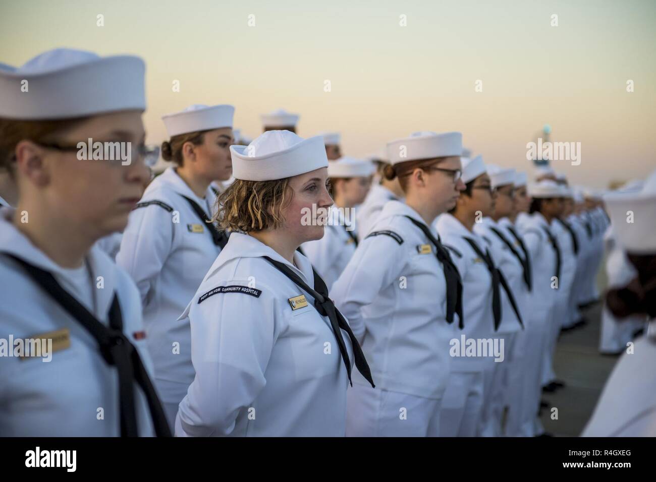 (FORT BELVOIR, Virginia (4. Mai 2017)--Hunderte von Service-Mitglieder in Fort Belvoir Community Hospital versammelten sich vor Tagesanbruch und ihre einzigartige Dienstleistungskultur und Anleihen als eines der nur zwei gemeinsame militärische medizinischen Einrichtungen in den USA während einer Feder Bildung und Uniform Übergang Zeremonie 4. Mai 2017 gefeiert.     Seefahrertradition seit 1817, feierlichen Bildung bedeutet den Wechsel vom Herbst/Winter, Frühjahr/Sommer Kleidung. In einer Show von Solidarität und Kameradschaft nahmen an der Veranstaltung als Zeichen der Unterstützung und t bekräftigen die US Army, Navy, Air Force und Public Health Service Stockfoto