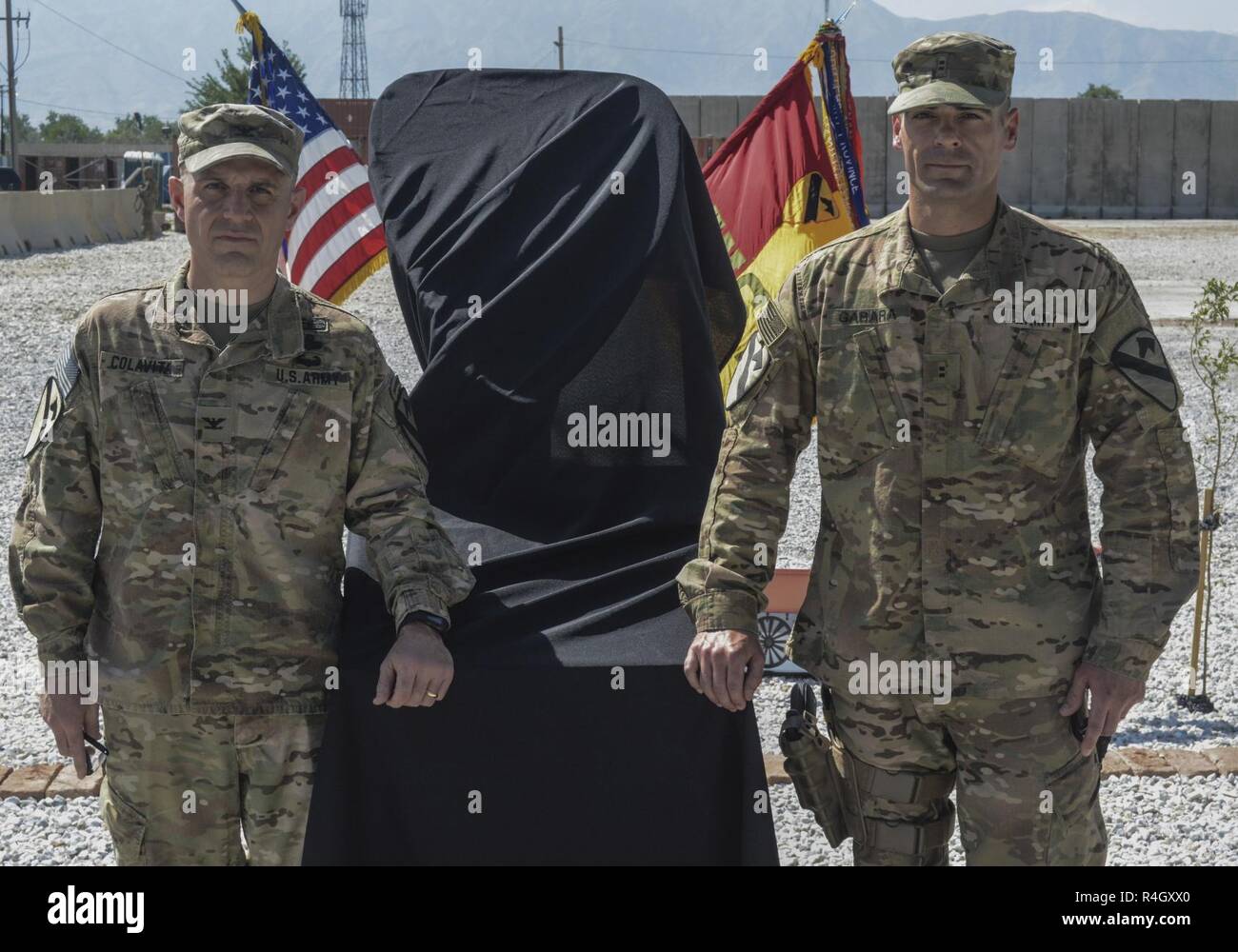 Colonel Christopher H. Colavita (links), Kommandeur, 1. Kavallerie Division entschlossene Unterstützung Sustainment Brigade (1CD RSSB) und Warrant Officer 2 Samuel Gabara, Munition Techniker, 1 CD RSSB posieren für ein Foto vor der Enthüllung der 1CD RSSB Memorial in Bagram Airfield (BAF), Afghanistan, Mai 7. Staff Sgt John W. Perry, Pfc. Tyler R. Iubelt, Oberst (Ret) Jarrold M. Reeves und Dr. Peter L. Provost wurden von einem Selbstmordattentäter auf BAF am 12. November 2016 getötet. Sgt. 1. Klasse Allan E. Brown starb an seinen Wunden 6. Dezember 2016. Stockfoto