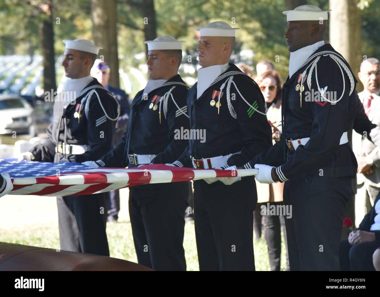 Marine Feuerwehrmann 3. Klasse John H. Lindsley, 22, auf den Philippinen geboren und in Waukegan, Illinois, entfielen am 04.12.18, 2015, Okt. 25, 2016 in Arlington National Friedhof, in der Nähe von Washington, D.C. am Dez. 7, 1941 begraben wurde, Lindsley wurde auf die USS Oklahoma, das bei Ford Insel, Pearl Harbor, günstig war, als das Schiff von japanischen Flugzeugen angegriffen wurde zugewiesen. Die USS Oklahoma nachhaltige mehrere Torpedo Hits, die verursacht werden, um es schnell zu kentern. Der Angriff auf das Schiff führte zu 429 Toten, darunter Lindsley. Er wurde von der Verteidigung POW/MIA Accounting Agentur identifiziert, und returne Stockfoto