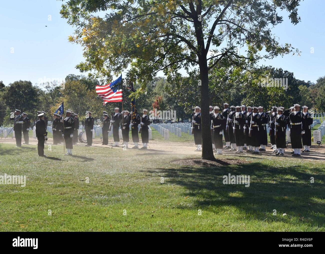 Marine Feuerwehrmann 3. Klasse John H. Lindsley, 22, auf den Philippinen geboren und in Waukegan, Illinois, entfielen am 04.12.18, 2015, Okt. 25, 2016 in Arlington National Friedhof, in der Nähe von Washington, D.C. am Dez. 7, 1941 begraben wurde, Lindsley wurde auf die USS Oklahoma, das bei Ford Insel, Pearl Harbor, günstig war, als das Schiff von japanischen Flugzeugen angegriffen wurde zugewiesen. Die USS Oklahoma nachhaltige mehrere Torpedo Hits, die verursacht werden, um es schnell zu kentern. Der Angriff auf das Schiff führte zu 429 Toten, darunter Lindsley. Er wurde von der Verteidigung POW/MIA Accounting Agentur identifiziert, und returne Stockfoto