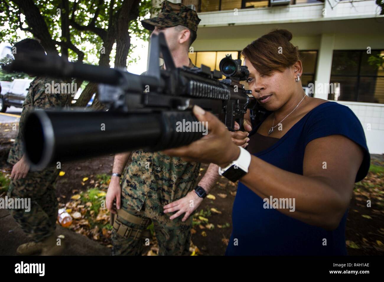 Eine zivile Mitarbeiter der Marine Corps Base Quantico blickt im Rahmen eines M203 Granatwerfer während des Marine Corps Akkulturation Programm (Mcap) am 3d-Marine Regiment Hauptquartier, Marine Corps Base Hawaii, Sept. 27, 2018. MCAP erzieht die zivilen Arbeitskräfte an Bord Marine Corps auf der Geschichte Grundlagen, Zoll, Höflichkeiten, Kultur und Organisationsstruktur des Marine Corps. 3d Marine Regiment Einrichten statischer zeigt und Demonstrationen die Teilnehmer die Hände auf Interaktion zu ermöglichen. Stockfoto