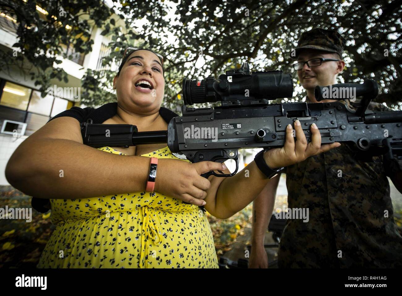 Eine zivile Mitarbeiter der Marine Corps Base Quantico hält eine M240 Maschinengewehr während des Marine Corps Akkulturation Programm (Mcap) am 3d-Marine Regiment Hauptquartier, Marine Corps Base Hawaii, Sept. 27, 2018. MCAP erzieht die zivilen Arbeitskräfte an Bord Marine Corps auf der Geschichte Grundlagen, Zoll, Höflichkeiten, Kultur und Organisationsstruktur des Marine Corps. 3d Marine Regiment Einrichten statischer zeigt und Demonstrationen die Teilnehmer die Hände auf Interaktion zu ermöglichen. Stockfoto