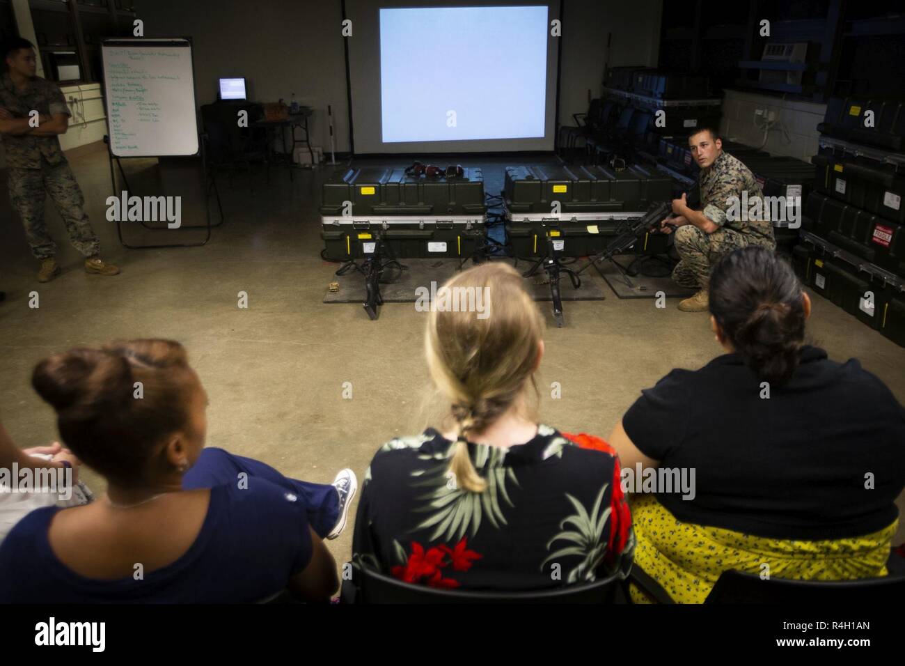 Ziviles Personal von der Marine Corps Base Quantico Verhalten ein Hallenbad in simulierten Treffsicherheit Trainer (ISMT-) Kurze während des Marine Corps Akkulturation Programm (Mcap), Marine Corps Base Hawaii, Sept. 27, 2018. MCAP erzieht die zivilen Arbeitskräfte an Bord Marine Corps auf der Geschichte Grundlagen, Zoll, Höflichkeiten, Kultur und Organisationsstruktur des Marine Corps. 3d Marine Regiment Einrichten statischer zeigt und Demonstrationen die Teilnehmer die Hände auf Interaktion zu ermöglichen. Stockfoto