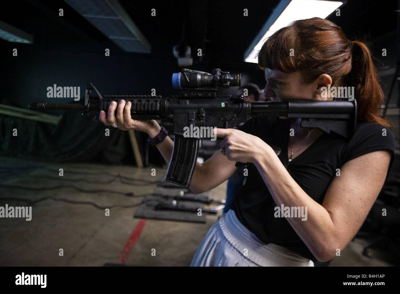 Eine zivile Mitarbeiter der Marine Corps Base Quantico nutzt die Indoor simulierten Treffsicherheit Trainer (ISMT-) während des Marine Corps Akkulturation Programm (Mcap), Marine Corps Base Hawaii, Sept. 27, 2018. MCAP erzieht die zivilen Arbeitskräfte an Bord Marine Corps auf der Geschichte Grundlagen, Zoll, Höflichkeiten, Kultur und Organisationsstruktur des Marine Corps. 3d Marine Regiment Einrichten statischer zeigt und Demonstrationen die Teilnehmer die Hände auf Interaktion zu ermöglichen. Stockfoto