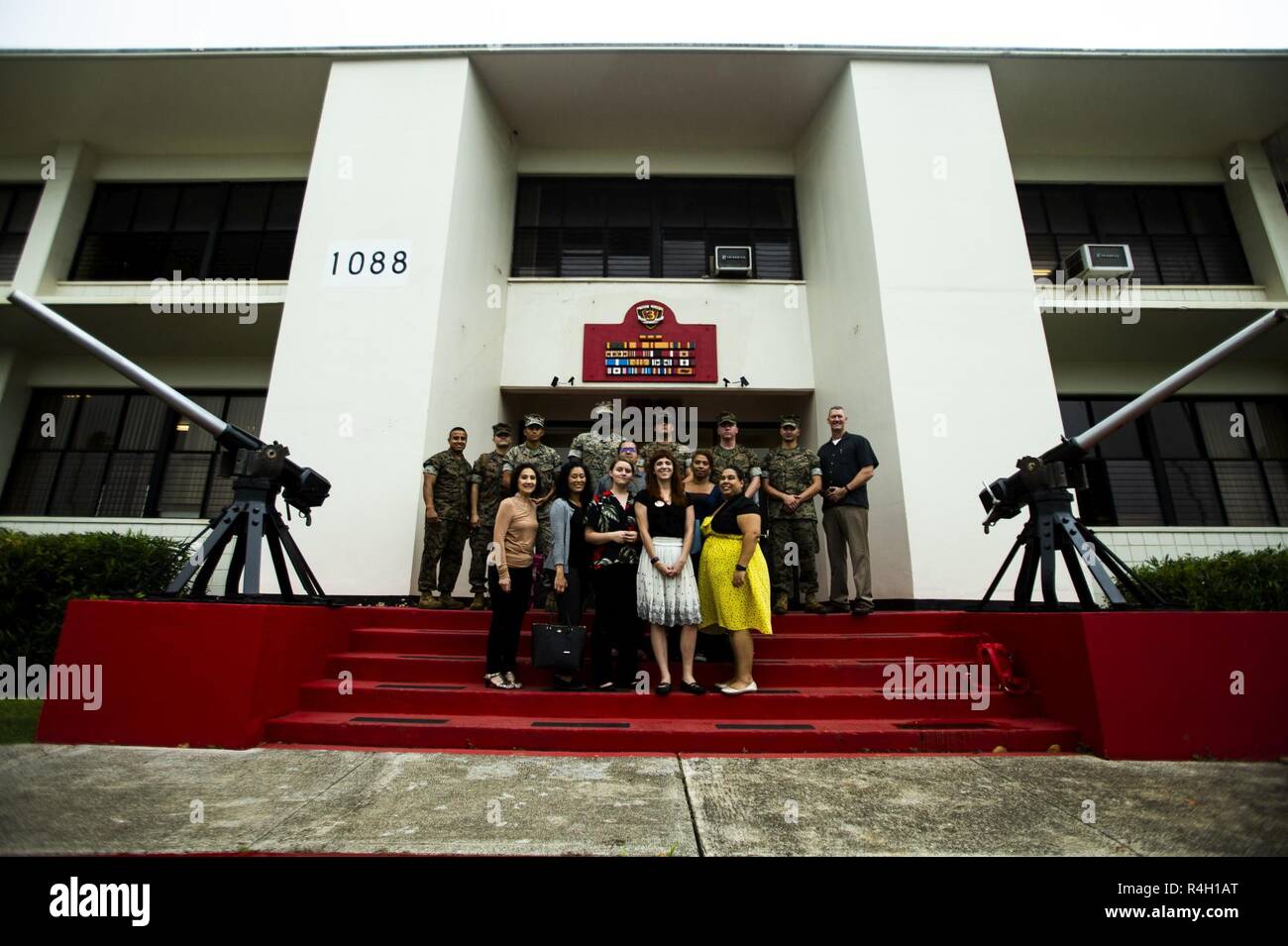 Ziviles Personal von der Marine Corps Base Quantico posieren für ein Gruppenfoto während des Marine Corps Akkulturation Programm (Mcap) am 3d-Marine Regiment Hauptquartier, Marine Corps Base Hawaii, Sept. 27, 2018. MCAP erzieht die zivilen Arbeitskräfte an Bord Marine Corps auf der Geschichte Grundlagen, Zoll, Höflichkeiten, Kultur und Organisationsstruktur des Marine Corps. 3d Marine Regiment Einrichten statischer zeigt und Demonstrationen die Teilnehmer die Hände auf Interaktion zu ermöglichen. Stockfoto