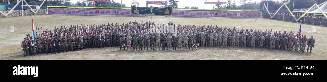 Soldaten, die in den US-amerikanischen und indischen Armeen posieren für ein Gruppenfoto nach dem Yudh Abhyas Abschlusszeremonie in Chaubattia militärische Station, Indien, Sept. 16, 2018. Die bilaterale Übung wurde zur Verbesserung der Zusammenarbeit und Koordinierung zwischen den Armeen der beiden Länder durch Ausbildung und kulturellen Austausch ausgerichtet. Stockfoto