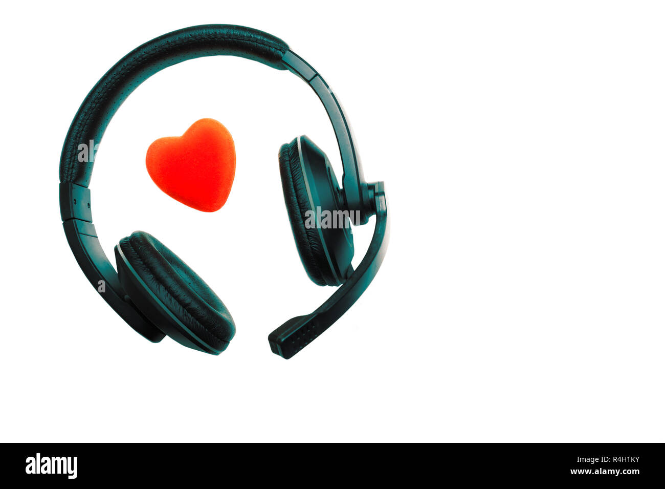 Schwarz und Grün Headset, Kopfhörer mit Mikrofon und roten Herzen isoliert auf weißem Hintergrund. Center, Technische Unterstützung, Liebe, Valentinstag, Stockfoto