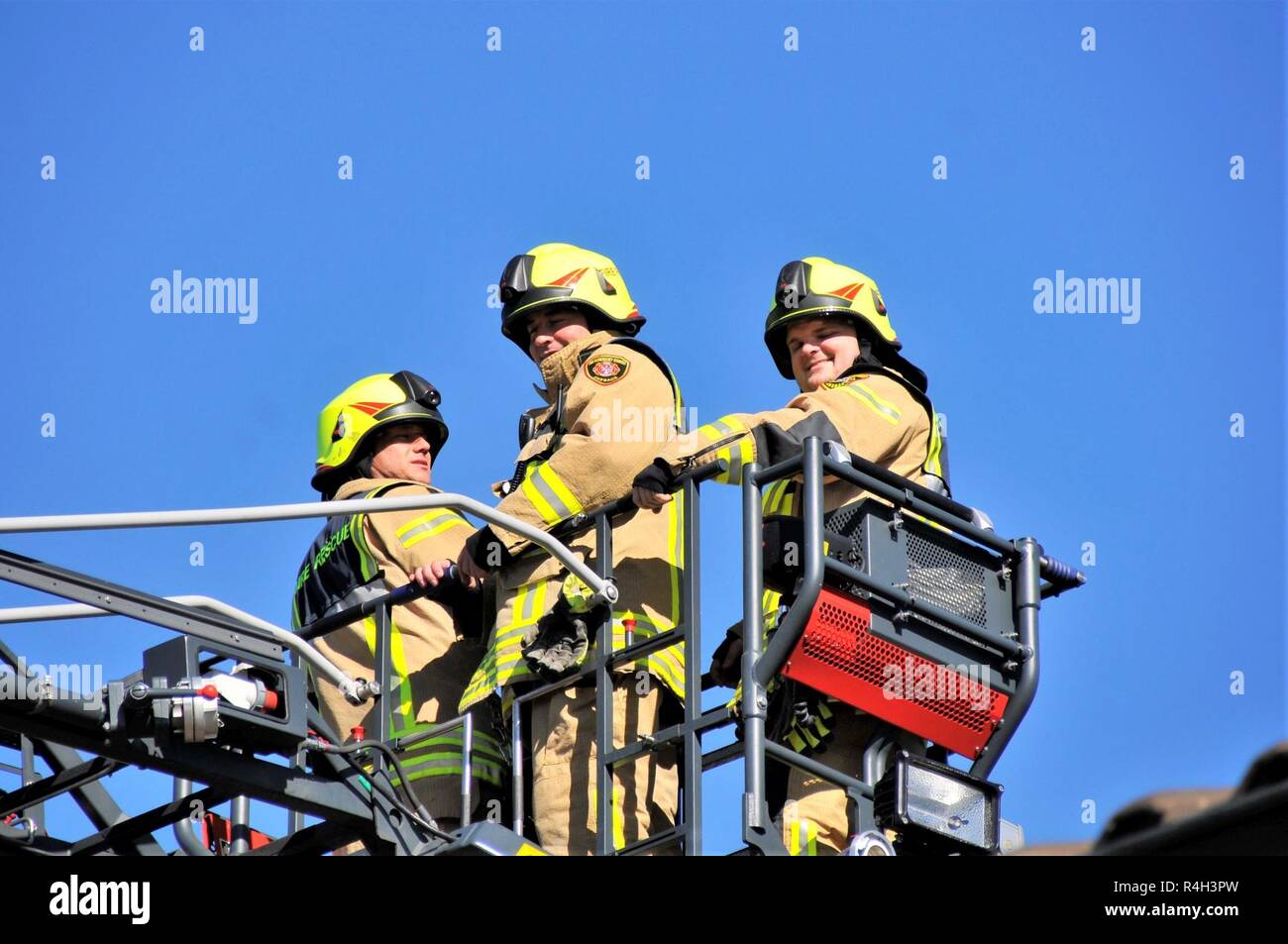 Zivile Feuerwehrmänner Andreas Vogel, Links, Jonas Grossmueller, Mitte, und Henrik Maurer, Rechts, von der Feuerwehr Ansbach die Evakuierung und die Rettungsmaßnahmen, bei Katterbach Kaserne, Deutschland, Sept. 27, 2018 demonstrieren. Stockfoto