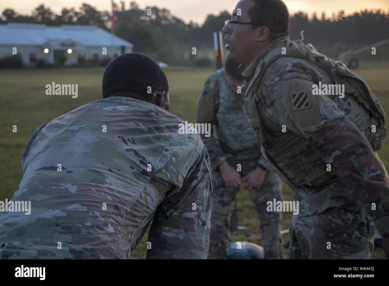 Pvt. James McGinty (rechts) von der Bravo Company, 2nd Battalion, 69th Armored Regiment, 2. gepanzerte Brigade Combat Team, beendet die "Panther" mit Luft hockt als seine Mannschaftskameraden jubeln ihm auf in Fort Stewart, Ga., Sept. 28. Soldaten abgeschlossen Luft hockt, Einstreu trägt und burpees unter anderem Aktivitäten während der körperlichen Training Wettbewerb. Stockfoto