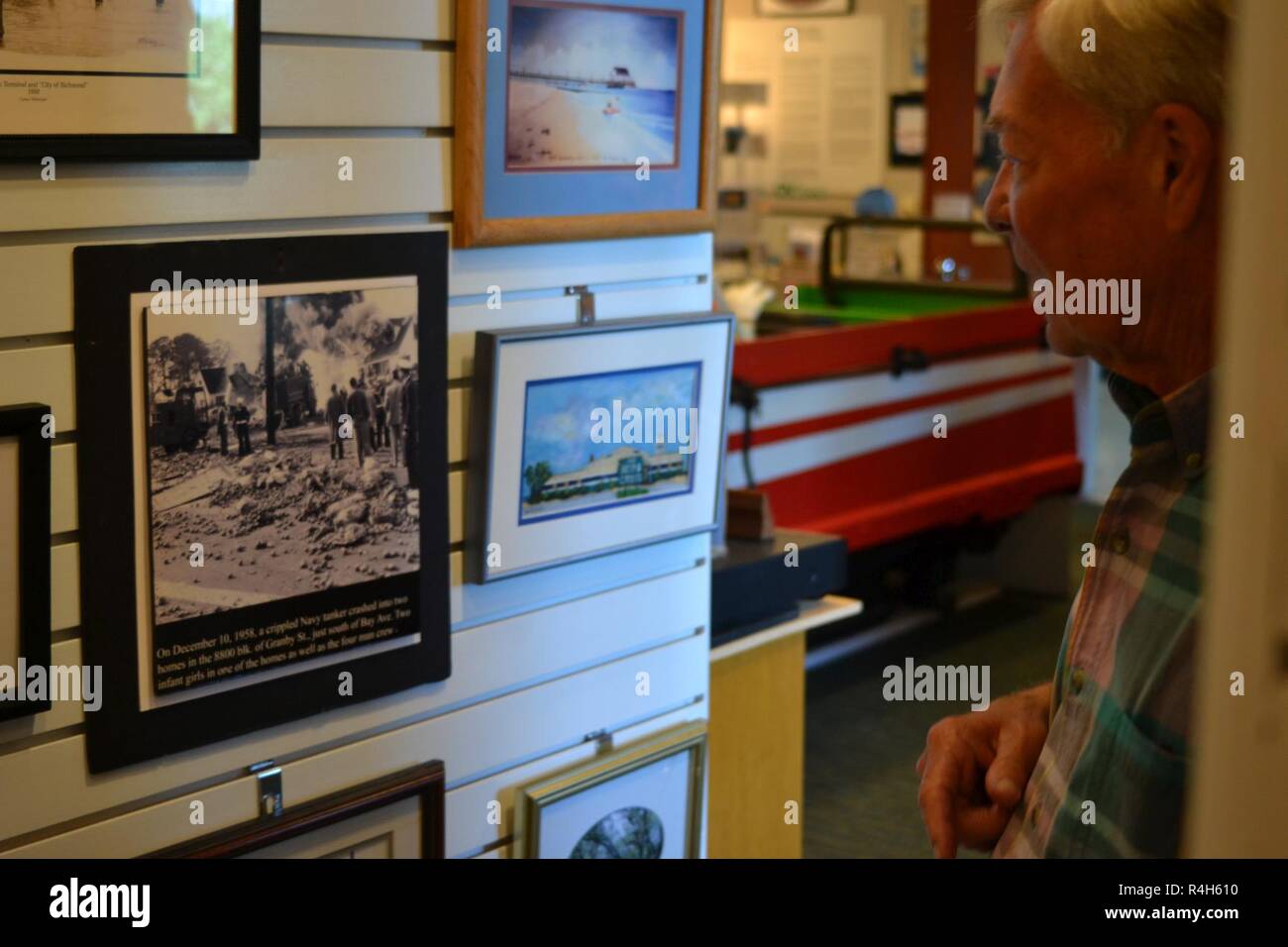 Charlie Fleetwood, Direktor im Ocean View Station Museum in Norfolk, Virginia, Aktien einige Einblicke in die Sammlung der kleinen Museum bei einem Besuch in der Galerie. Das Museum, in der Ocean View Abschnitt von Norfolk gelegen, beherbergt eine Fülle von Artefakte und Bilder Zurück zum Anfang 1900, Aktien einer reichen historischen Zusammenhang mit der US Navy aufgrund der Nähe zu Naval Station Norfolk und JEB wenig Creek-Fort Geschichte. Die Hampton Roads Naval Museum ist eines von zehn Marine Museen, die von der Marine Geschichte & Kulturerbe Befehl betrieben werden. Es feiert die lange Geschichte Stockfoto