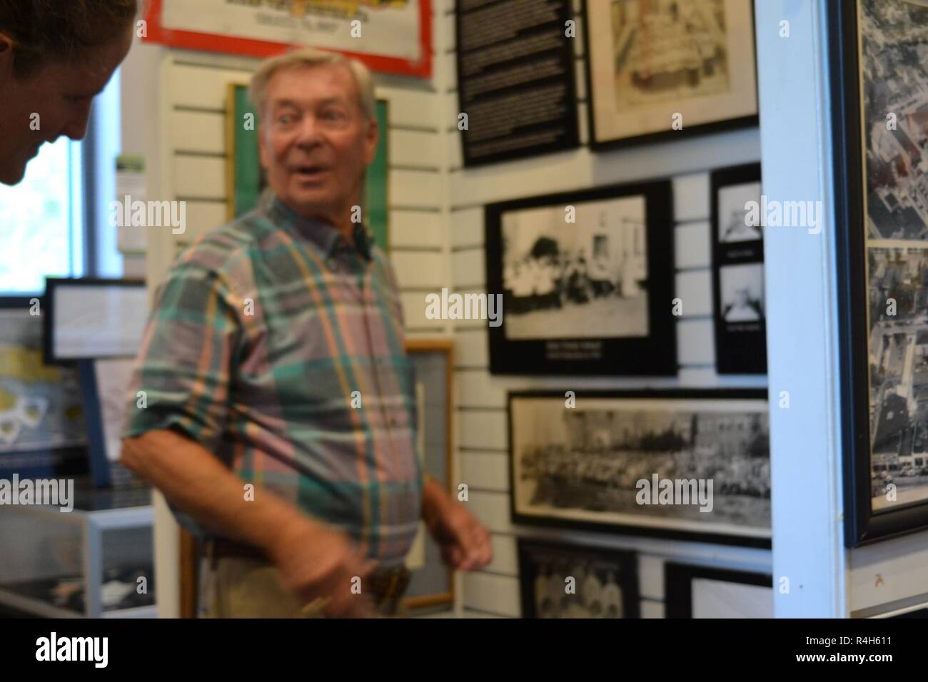 Charlie Fleetwood, Direktor im Ocean View Station Museum in Norfolk, Virginia, Aktien einige Einblicke in die Sammlung der kleinen Museum bei einem Besuch in der Galerie. Das Museum, in der Ocean View Abschnitt von Norfolk gelegen, beherbergt eine Fülle von Artefakte und Bilder Zurück zum Anfang 1900, Aktien einer reichen historischen Zusammenhang mit der US Navy aufgrund der Nähe zu Naval Station Norfolk und JEB wenig Creek-Fort Geschichte. Die Hampton Roads Naval Museum ist eines von zehn Marine Museen, die von der Marine Geschichte & Kulturerbe Befehl betrieben werden. Es feiert die lange Geschichte Stockfoto