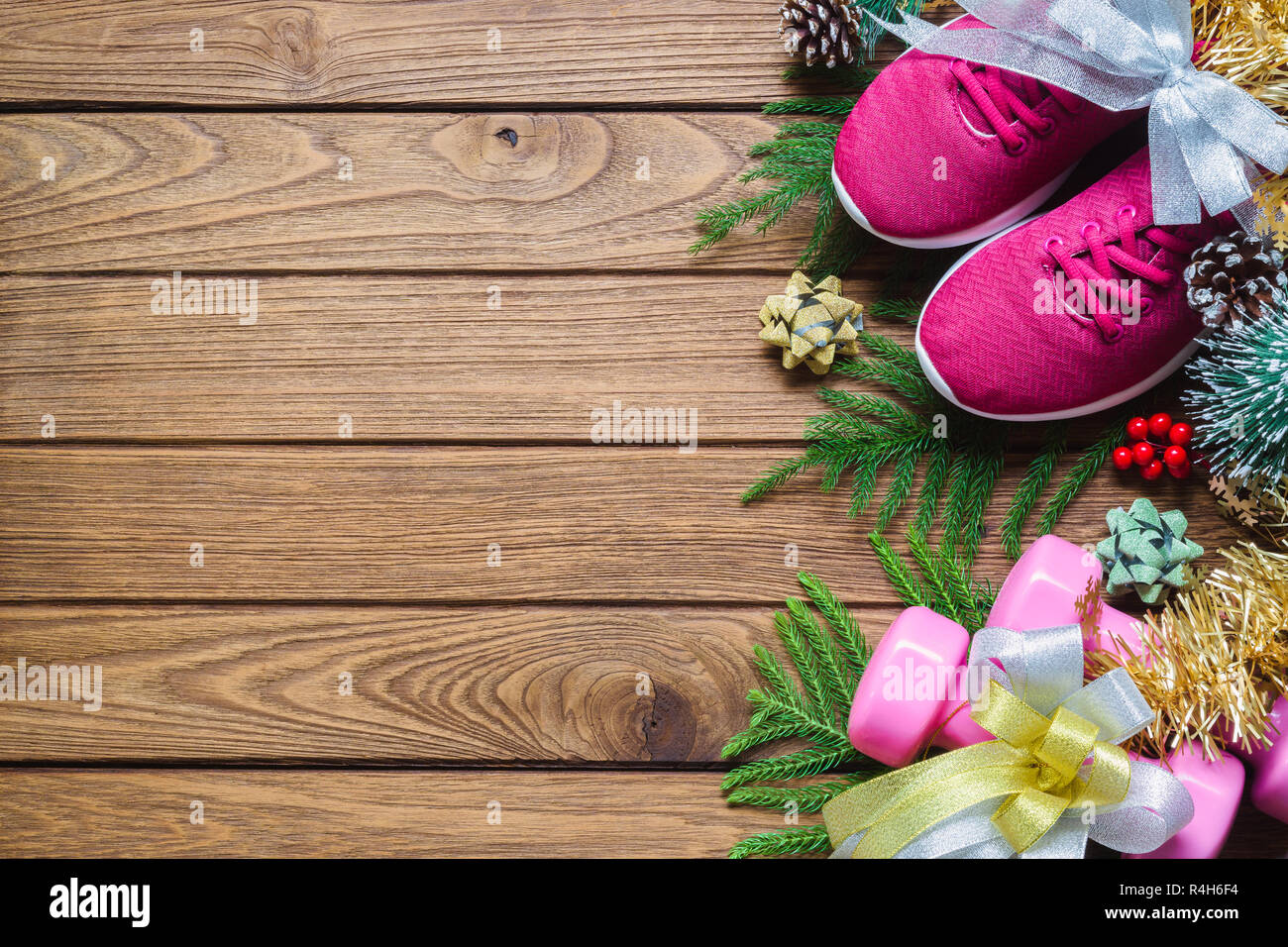 Fitness und gesunde Weihnachten sport Komposition. Flach der Sportschuhe, Hanteln und Bögen. Frohe Weihnachten und guten Rutsch ins neue Jahr Konzept speziell für f Stockfoto