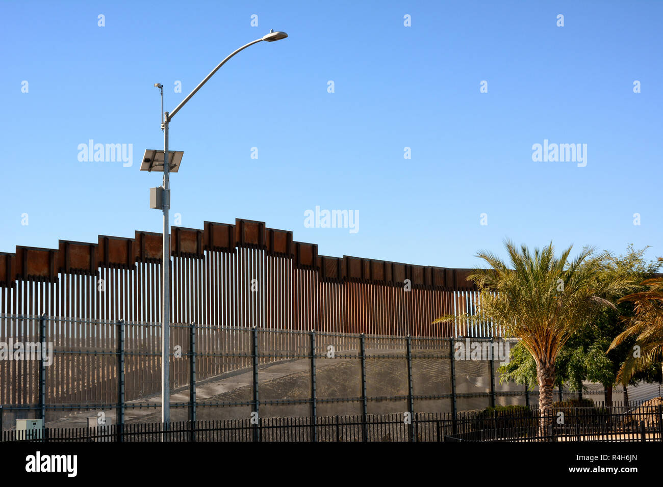 Grenzmauer in der San Ysidro Bezirk von San Diego, Kalifornien. Die Mauer trennt die USA und Mexiko. Stockfoto