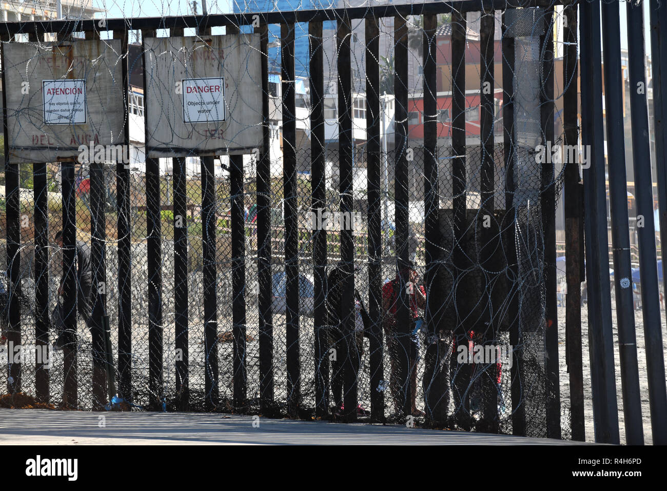 SAN YSIDRO, Kalifornien - 26. NOVEMBER 2018: die Mauer entlang der USA Mexiko Grenzmauer im Imperial Beach mit Leuten auf die Tijuana Seite. Stockfoto