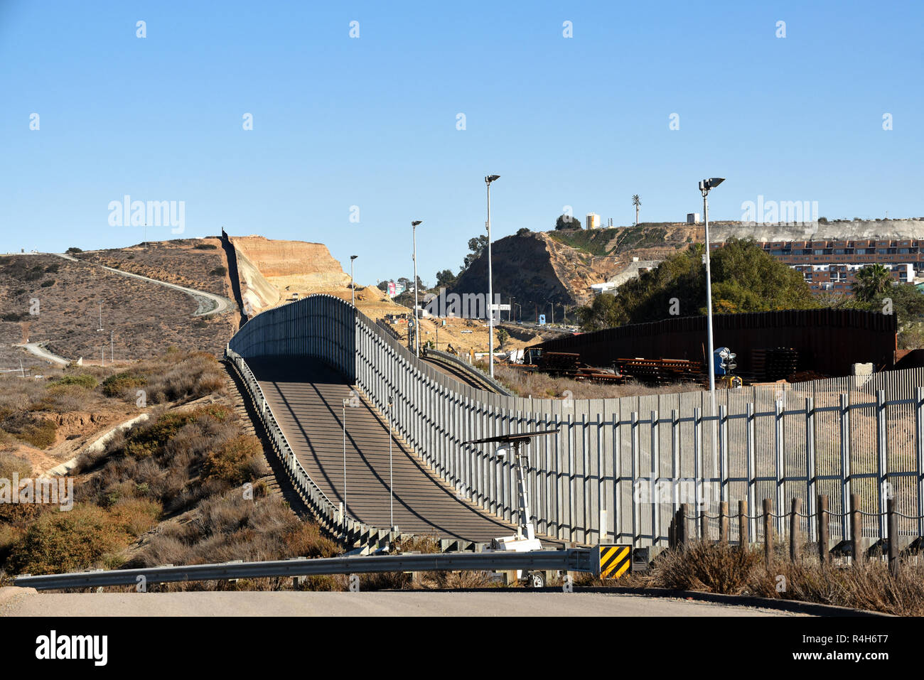 SAN YSIDRO, Kalifornien - 26. NOVEMBER 2018: Die USA Mexiko Grenzmauer von International Friendship Park auf der US Seite in Richtung Tijuana suchen gesehen. Stockfoto