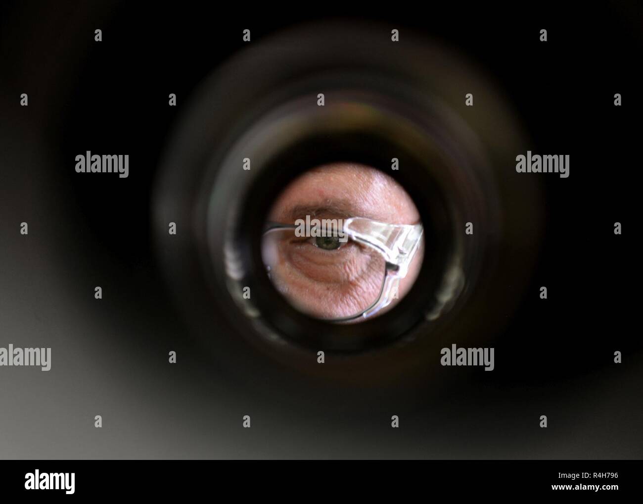 Larry Faulkner, 56. Component Maintenance Squadron Antrieb Flug Jet Engine Techniker, sieht in einem F-16 Fighting Falcon engine Core bei Luke Air Force Base, Ariz., Okt. 2, 2018. Die Mannschaft ist in der Mitte der Umzug nach Holloman AFB, die die Zukunft Standort für F-16 Pilot Training unter der 19 Air Force. Stockfoto