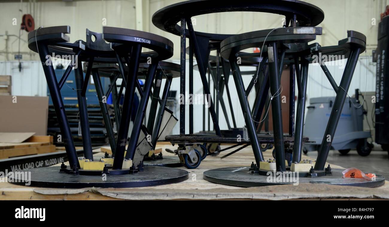 56 Component Maintenance Squadron Antrieb Flug vertikale Niederdruckturbine steht, sitzen auf Paletten an Luke Air Force Base, Ariz., Okt. 2, 2018. Der Fahrhebel Flug vorbereiten, ihre Geräte in Holloman AFB zu Schiff beim Übergang in die 54 Maintenance Squadron als Teil der Neuausrichtung für die Ausbildung der F-16 Piloten. Stockfoto