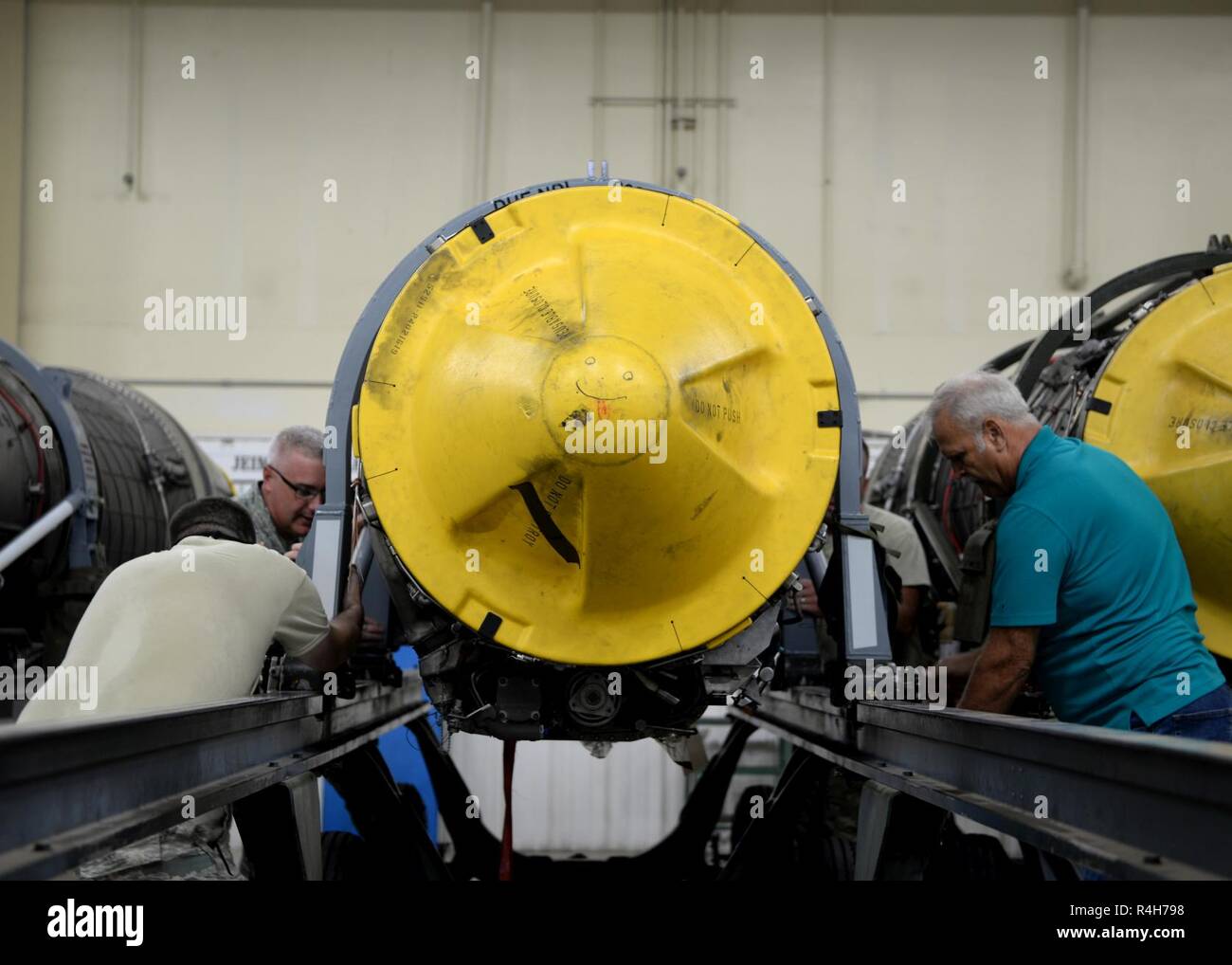 Flieger vom 56. Component Maintenance Squadron Propulsion Flight Test, laden Sie eine F-16 Fighting Falcon Motor auf einem Motor Anhänger an Luke Air Force Base, Ariz., Okt. 2, 2018. Der Fahrhebel Flug vorbereiten, ihre Geräte in Holloman AFB zu Schiff beim Übergang in die 54 Maintenance Squadron als Teil der Neuausrichtung für die Ausbildung der F-16 Piloten. Stockfoto