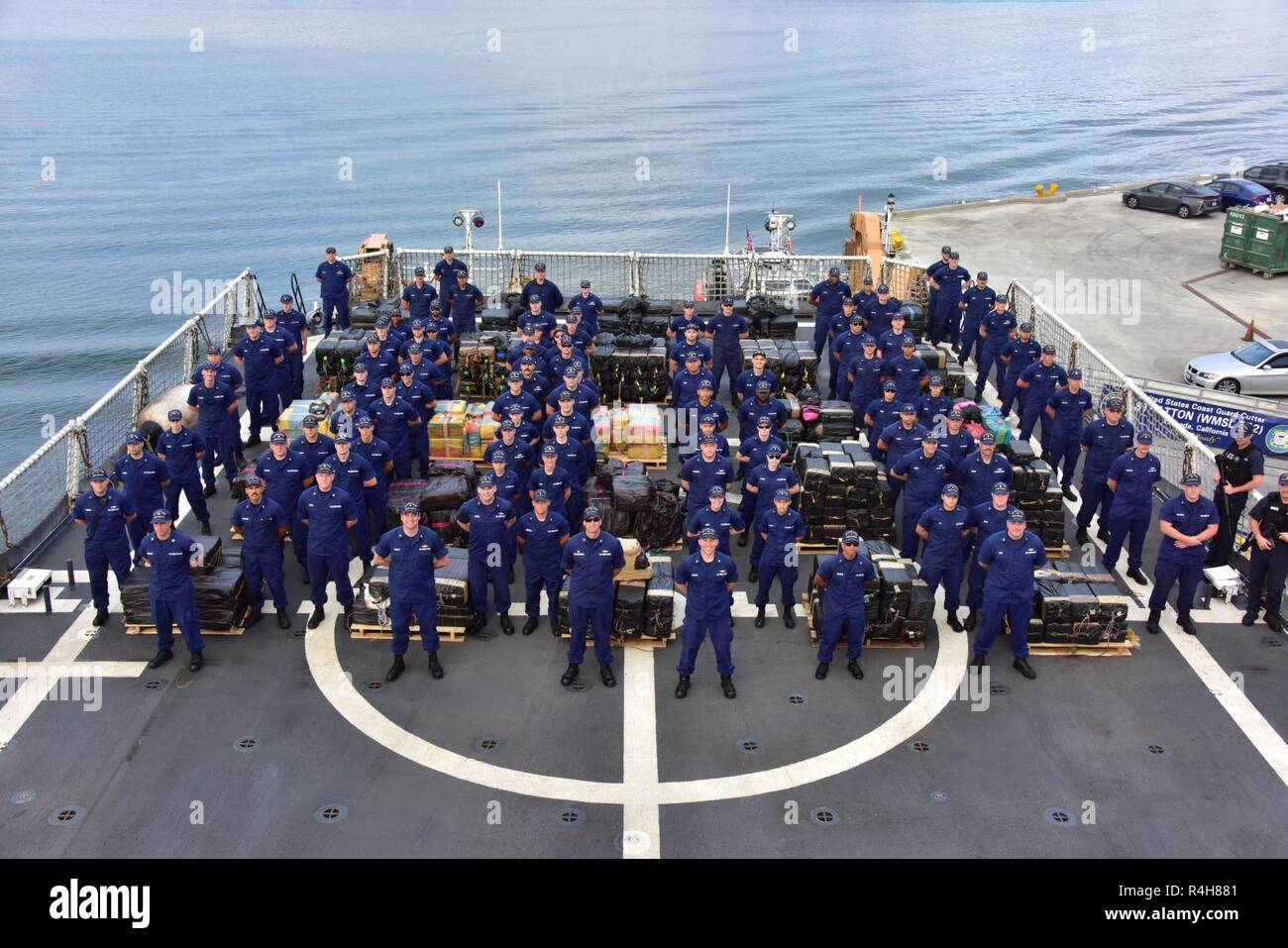 Die Crew der Coast Guard Cutter Stratton wirft mit mehr als 11 Tonnen Kokain in San Diego, Oktober 3, 2018. Die Drogen wurden während des Verbots von acht Verdacht auf Schmuggel Schiffe beschlagnahmt Weg gefunden die Küsten von Mexiko, Zentral- und Südamerika durch die Coast Guard Cutter Stratton (WMSL-752), Seneca (WMEC-906) und aktive (WMEC-618). Stockfoto