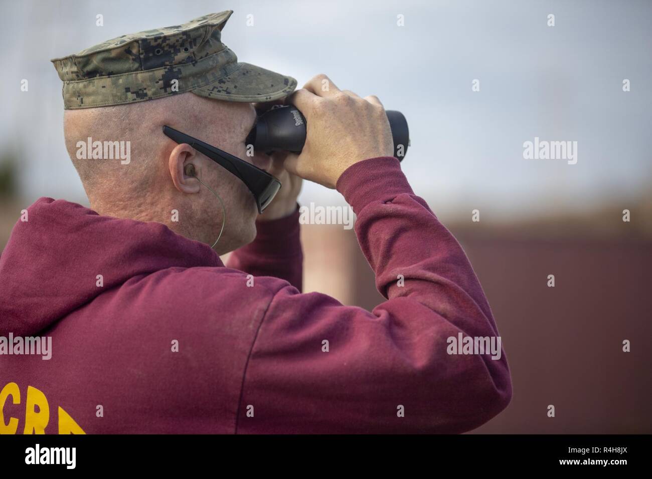 Us Marine Corps SSgt. Erik Anderson mit dem Marine Corps Recruit Depot San Diego schießende Mannschaft Punkte Umläufe im Ziel von 50 Yards während der Admiral Nimitz Schale an der Richmond Stange und Gun Club in San Francisco Fleet Week 2018, Okt. 3. Der Admiral Nimitz Cup Treffsicherheit Wettbewerb ermöglicht US-Marines neben anderen Dienstleistungen des Militärs und der Ersthelfer durch San Francisco zu konkurrieren. Stockfoto