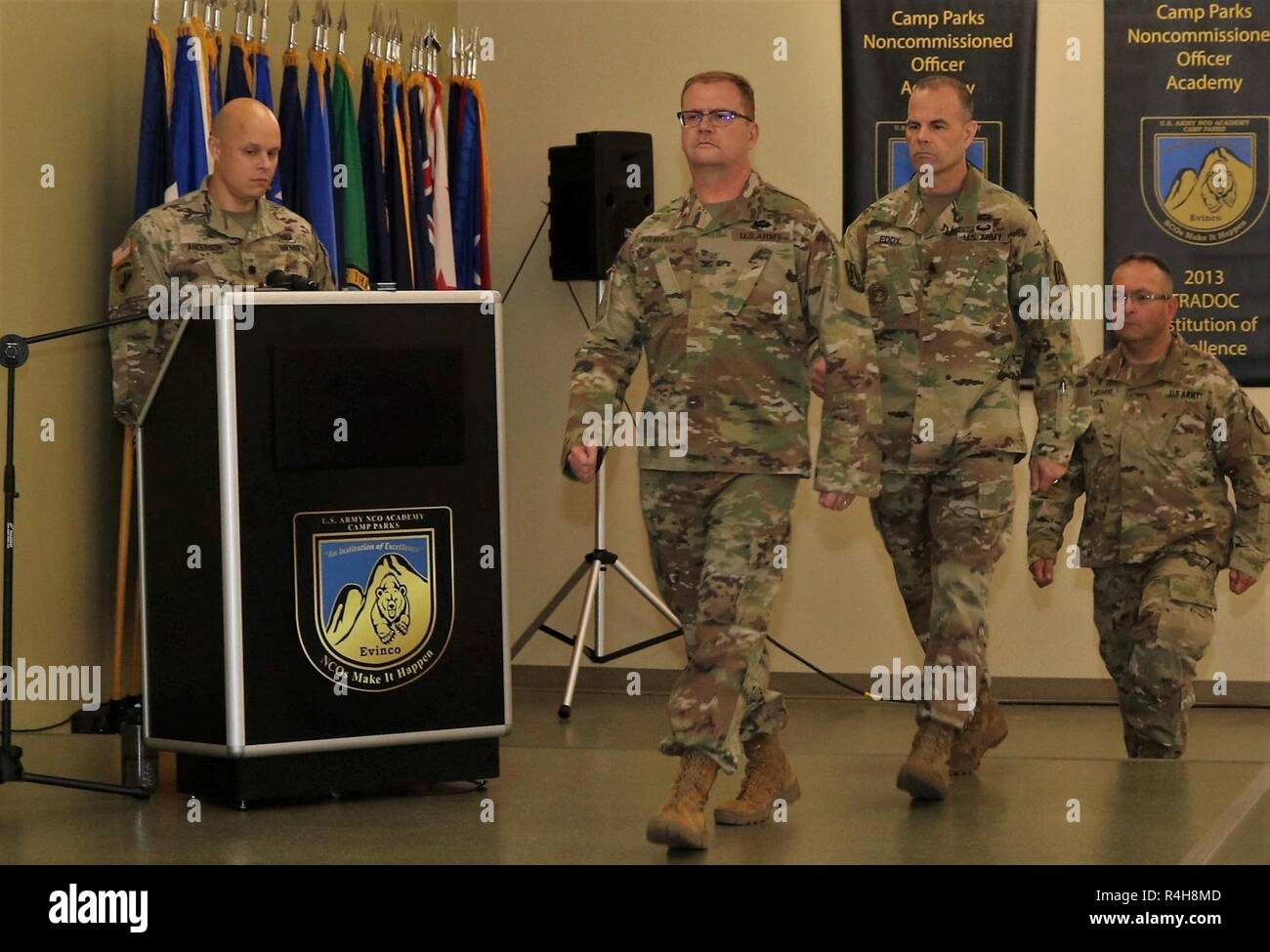 Us-Armee Oberst Robert S. Powell, Jr., Commander Armee-reserve Cyber Operations Group (ARCOG), 335.- Signal (Theater), Command Sgt. Maj. Timothy Eddy, Senior Advisor für das ARCOG eingetragen, und die wichtigsten Efrain J. Avila, stellvertretender Kaplan Parks finden Training Kräfte eingeben, das als offizielle Partei zu erkennen Soldaten zugewiesen Um das Ablösen 5 Western Cyber Protection Center, Army Reserve Cyber Operations, 335 SC (T), während einer Abschiedszeremonie am 20. September im Camp Parks, Kalifornien. Distanz 5 ist die Bereitstellung von Missionen, die von der World Cyber Center - Südwesten zu unterstützen, Stockfoto