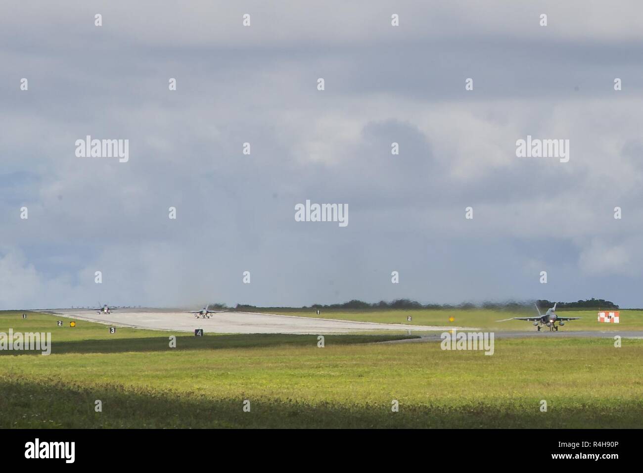 F/A-18D Hornet mit Marine All Weather Fighter Attack Squadron (Vmfa (AW) 533 aus während der Übung Forager Fury 18 bei Andersen Air Force Base, Guam, Sept. 26, 2018. Übung Forager Fury tests Funktionen und verfeinert Marine Aircraft Group (MAG) 12 Die Taktik in einem Vorwärts - Betriebsumgebung. Stockfoto