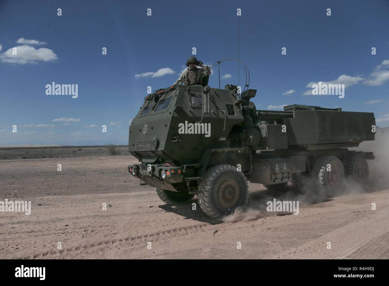 Us-Marines Corps Sgt. Austin Teske, hohe Mobilität launcher Chief mit 5 Bataillon, 11 Marine Regiment, 1st Marine Division, lenkt das Fahrzeug die Platzierung eines High Mobility Artillery Rocket System als Teil des Angriffs unterstützen Taktiken 2 Während der Waffen und Taktiken Instructor Kurs 1-19 an Landing Zone Star Assault, Chocolate Mountain Aerial Gunnery Range, Calif., Okt. 3, 2018. WTI ist ein sieben-wöchigen Schulungsveranstaltung durch Marine Aviation Waffen und Taktiken Squadron 1 Die operative Integration der sechs Funktionen des Marine Corps Luftfahrt, bei der Unterstützung einer Marine Air betont Hosted-t Stockfoto