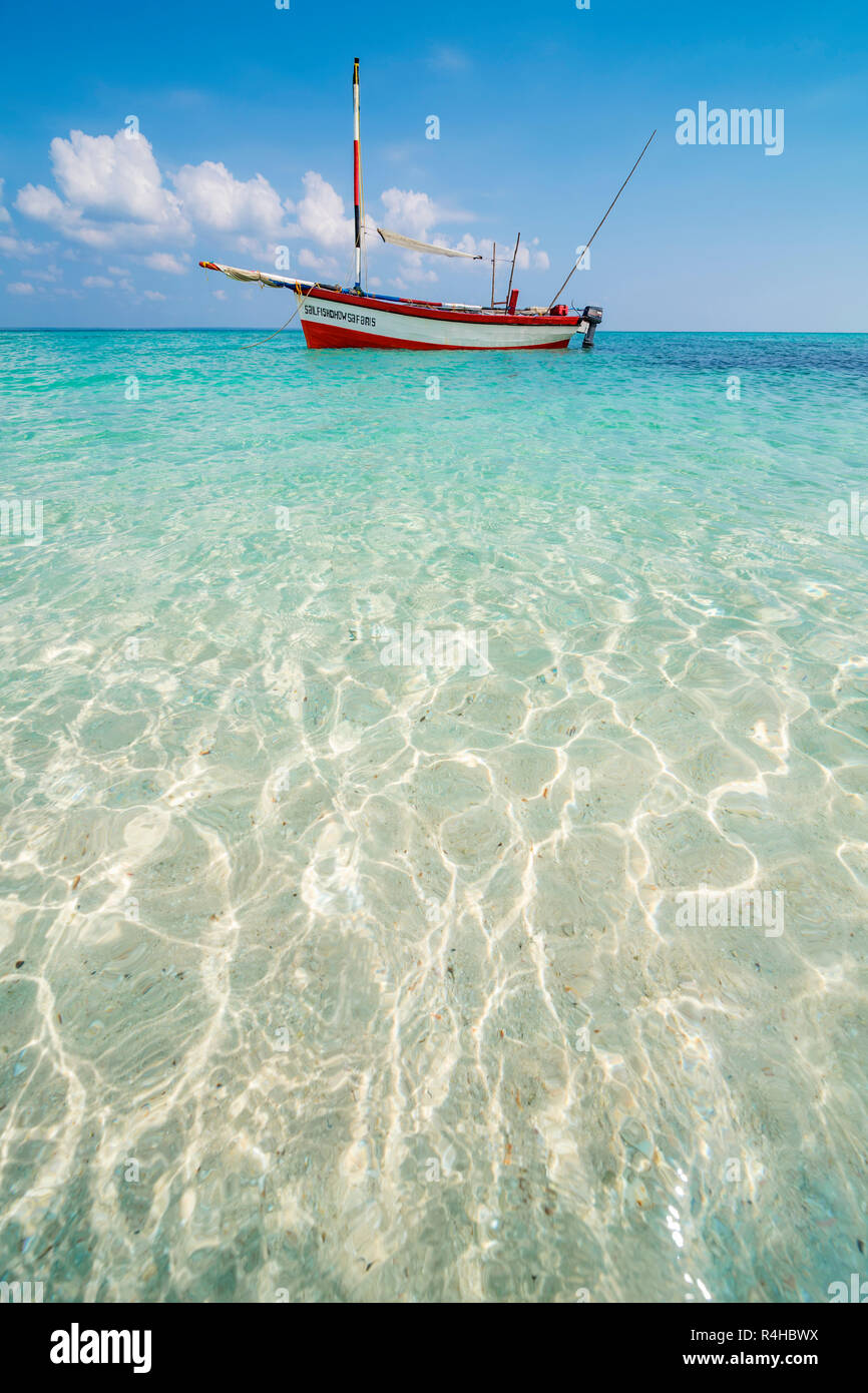 Eine Dhow gesehen Inn das kristallklare Wasser von Paradise Island, Mosambik Stockfoto