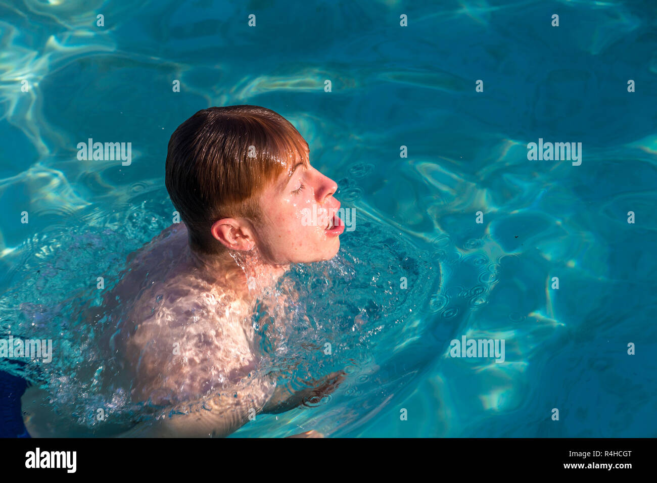 Junge Genießt Das Schwimmen Im Pool Stockfotografie Alamy